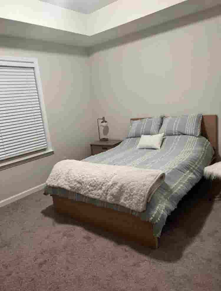 Looking for a roommate to move in