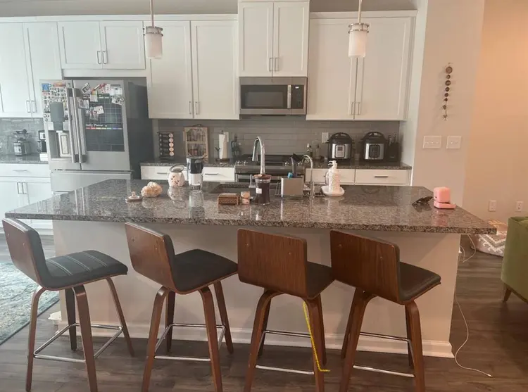 Looking for a roommate to move in