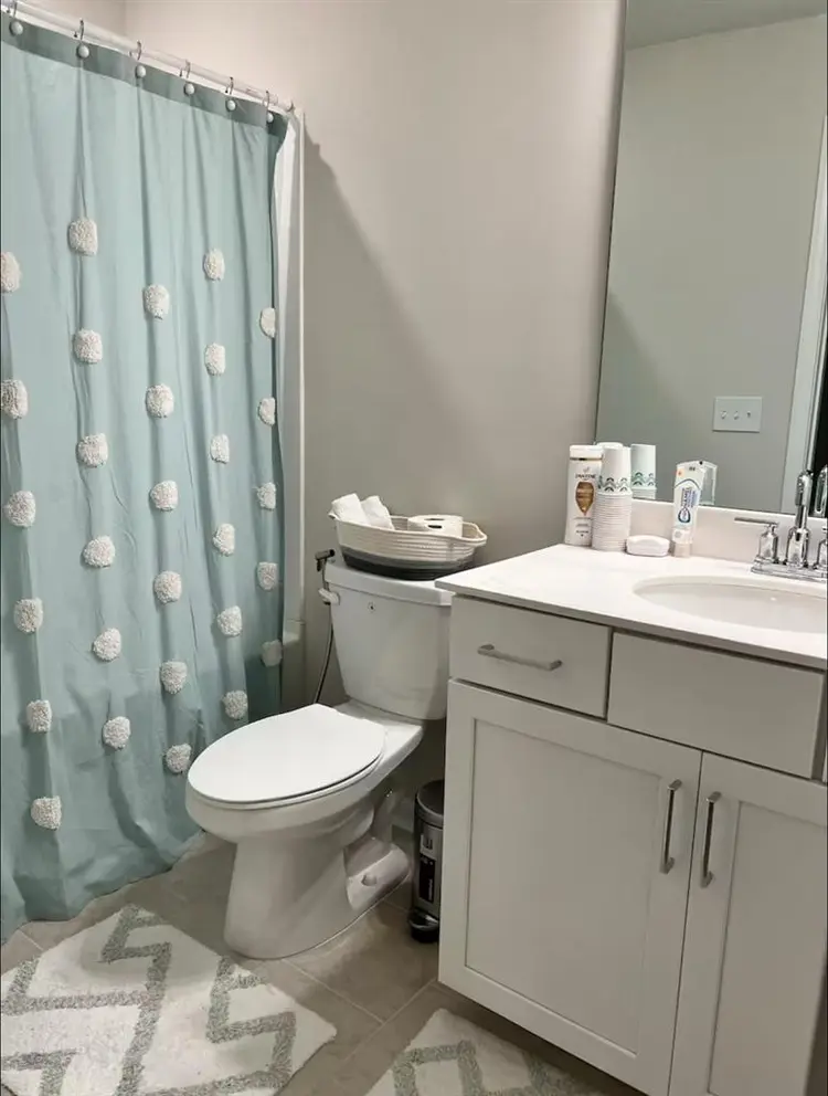 Looking for a roommate to move in