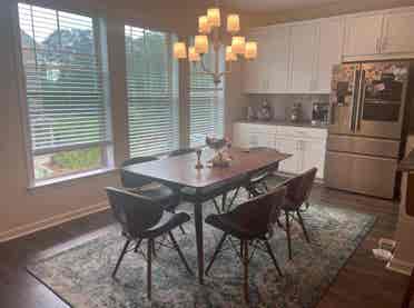 Looking for a roommate to move in