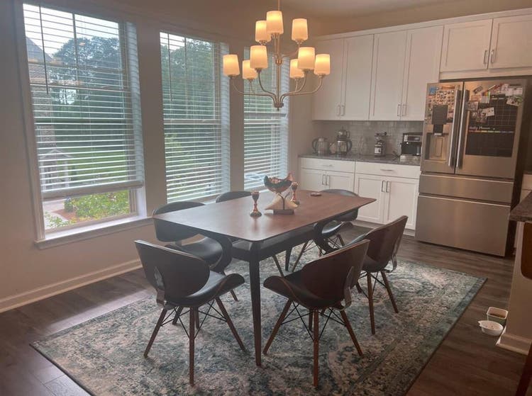 Looking for a roommate to move in