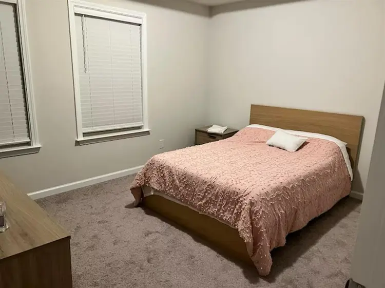 Looking for a roommate to move in