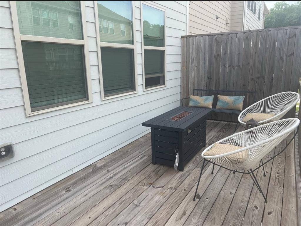 Looking for a roommate to move in