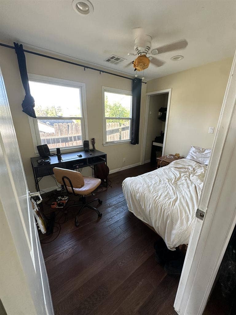 Bedroom w/shared bath in Echo Park