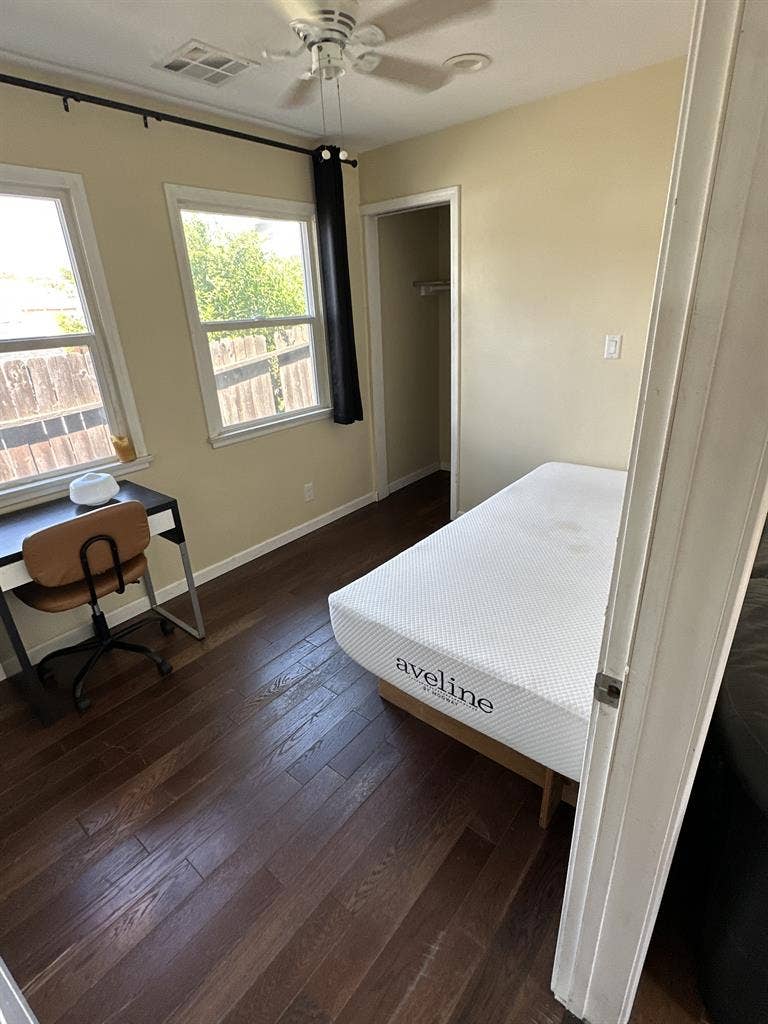 Medium sz room in Echo Park