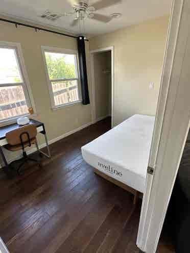 Medium sz room in Echo Park
