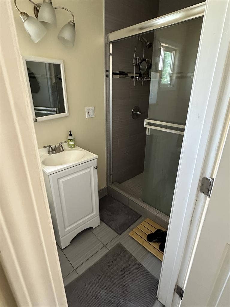 Bedroom w/shared bath in Echo Park