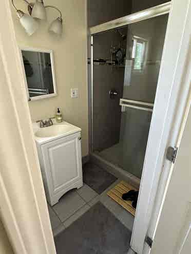 Bedroom w/shared bath in Echo Park