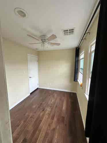Medium sz room in Echo Park