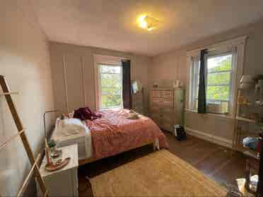 ISO FEMALE ROOMMATE