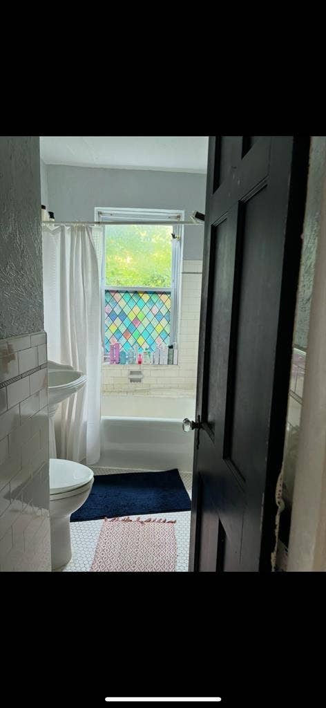 ISO FEMALE ROOMMATE
