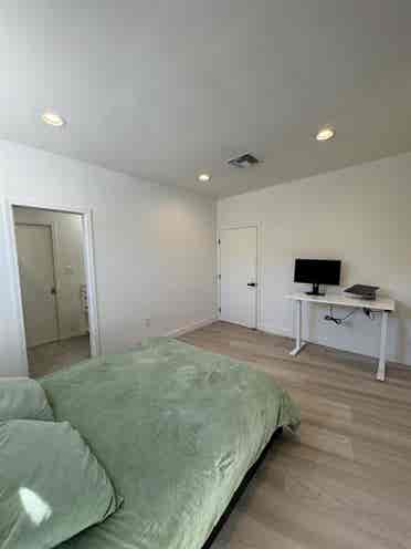 Spacious room with or w/o bathroom