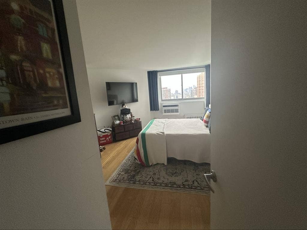 Looking for roommate