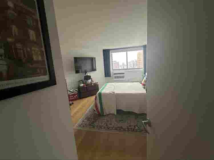 Looking for roommate