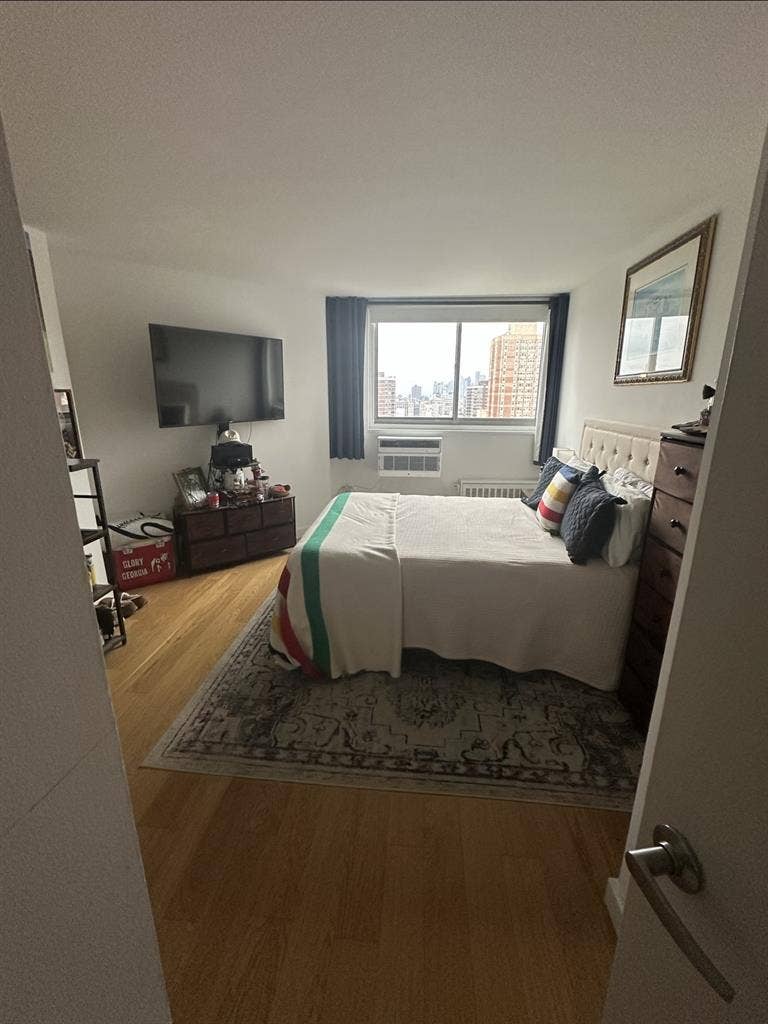 Looking for roommate