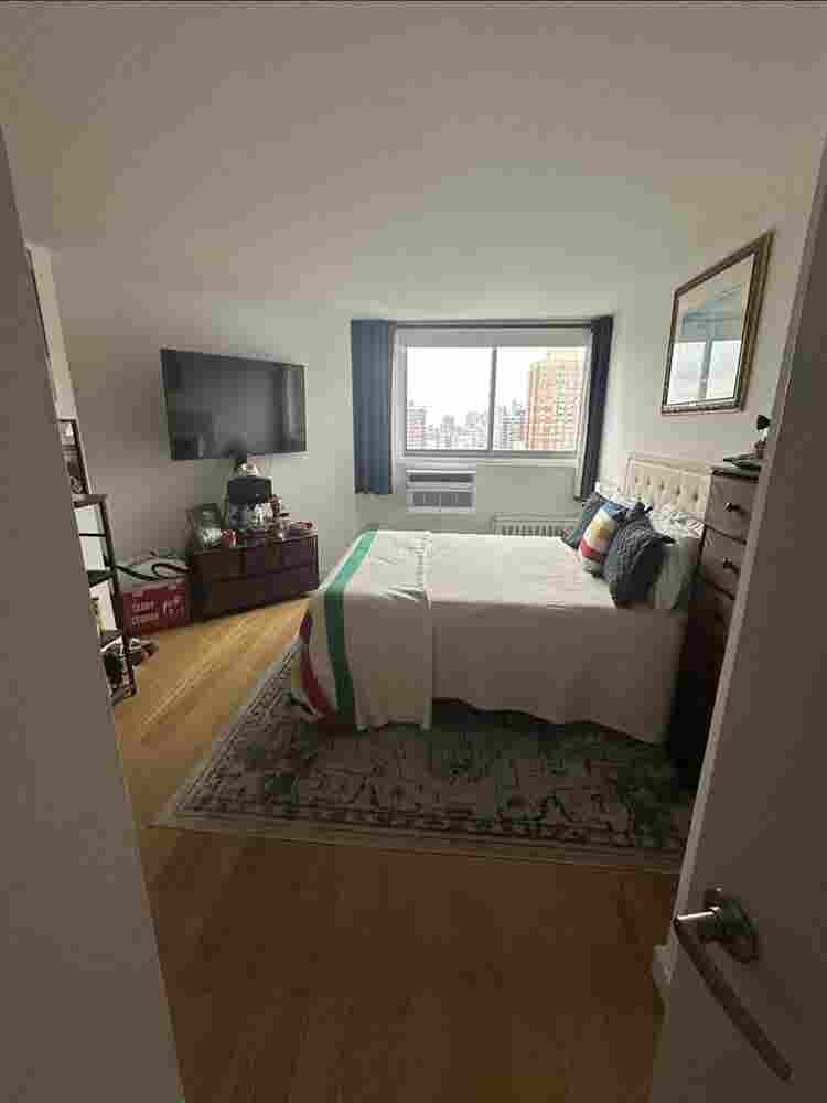 Looking for roommate