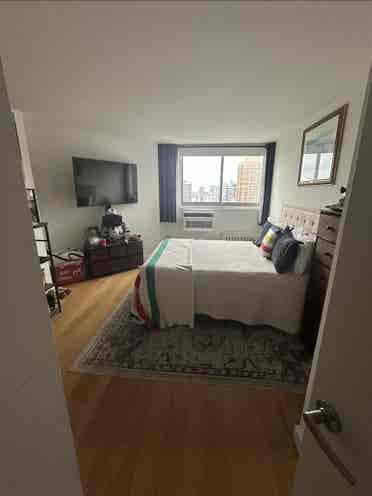 Looking for roommate
