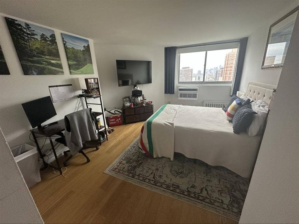 Looking for roommate