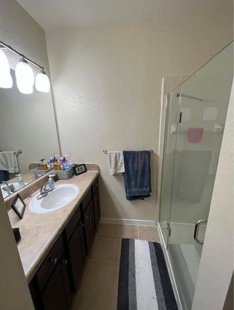 LOOKING FOR ROOMMATE