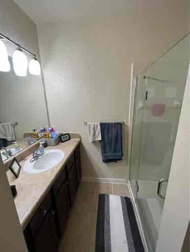 LOOKING FOR ROOMMATE