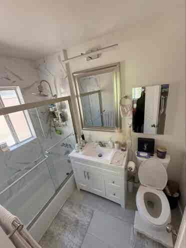 Private Bed/bath West Hollywood