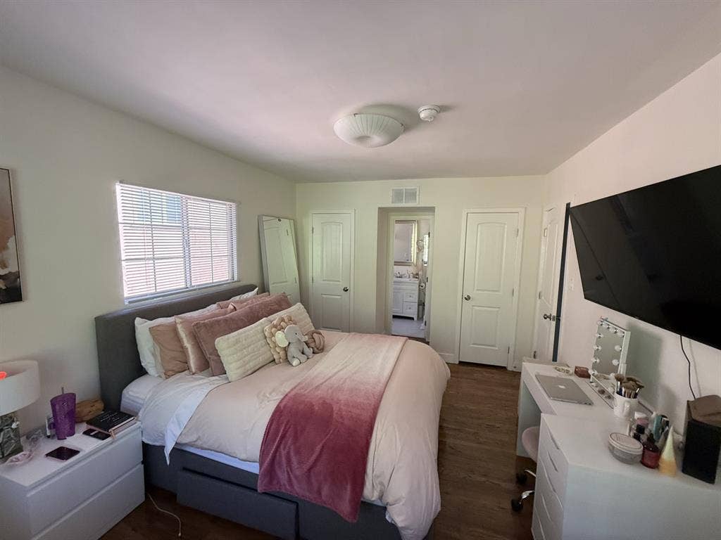 Private Bed/bath West Hollywood