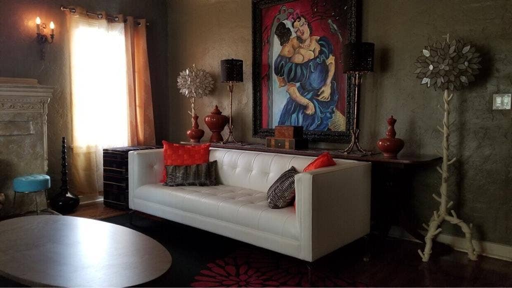 Mid City Private Room Available