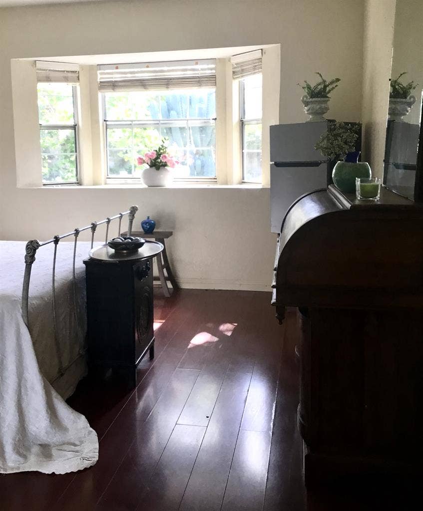 Bay Window: Spacious Furnished Room