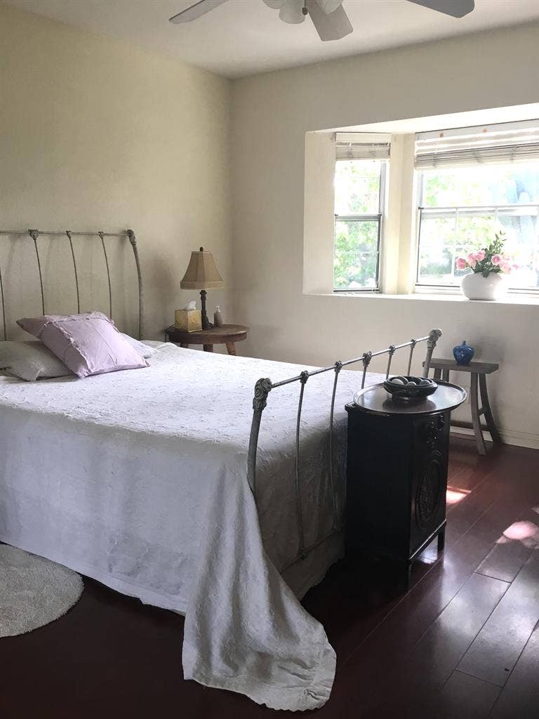 Bay Window: Spacious Furnished Room
