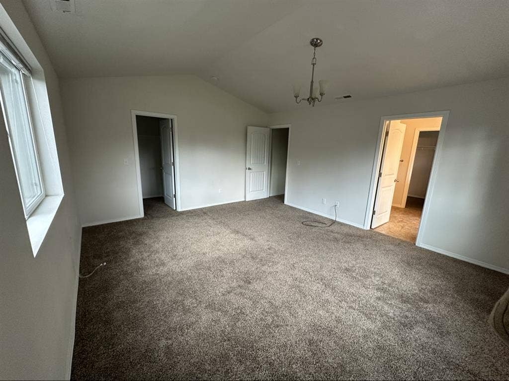 Shoreline
Spacious Master Room
