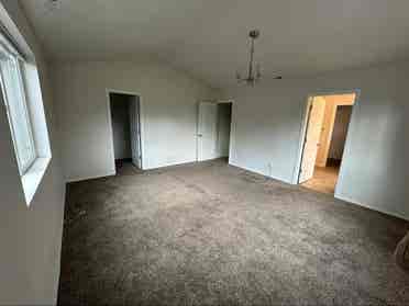 Shoreline 
Spacious Master Room