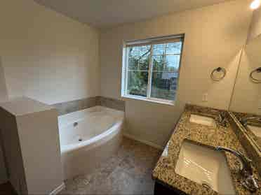 Shoreline 
Spacious Master Room