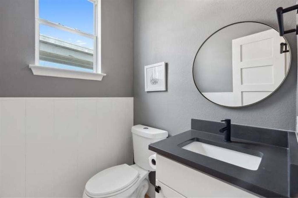 Master bedroom w/bathroom