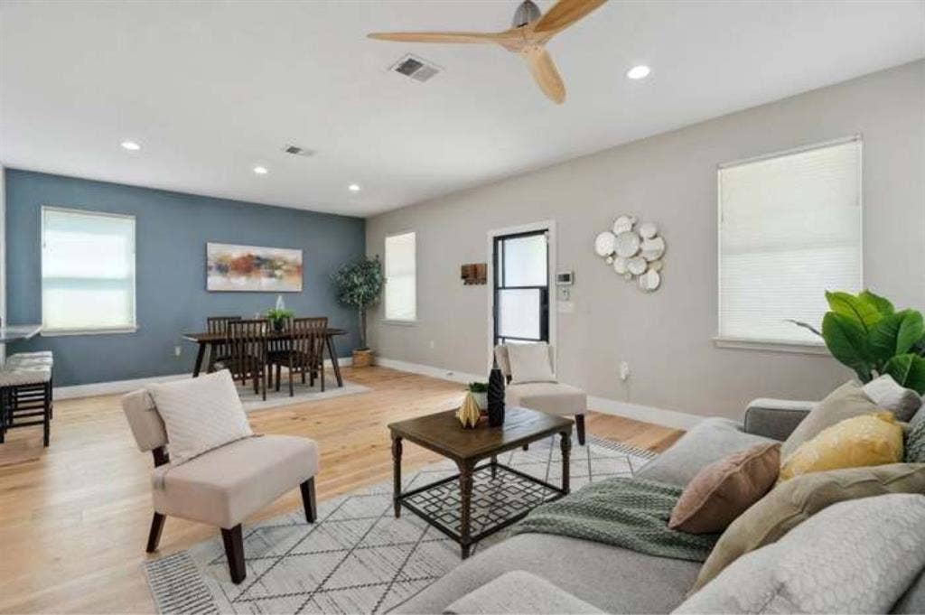 Master bedroom w/bathroom