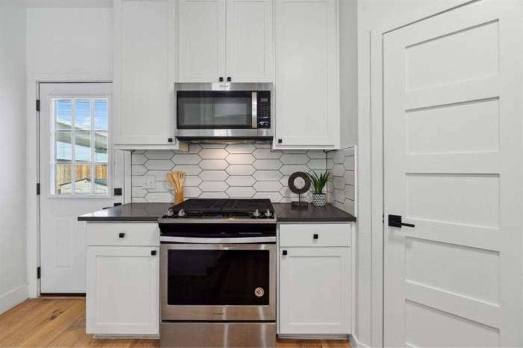 Master bedroom w/bathroom