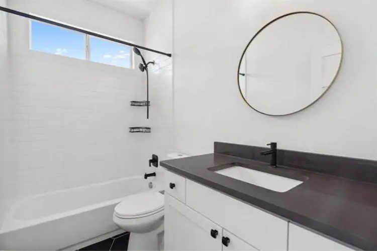 Master bedroom w/bathroom