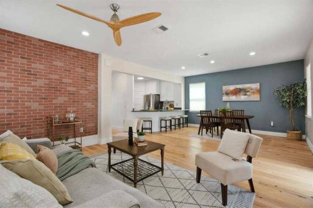 Master bedroom w/bathroom