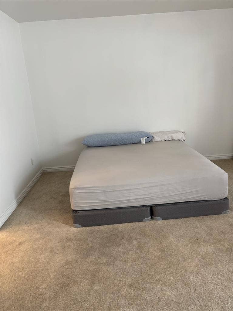 Looking for roommate