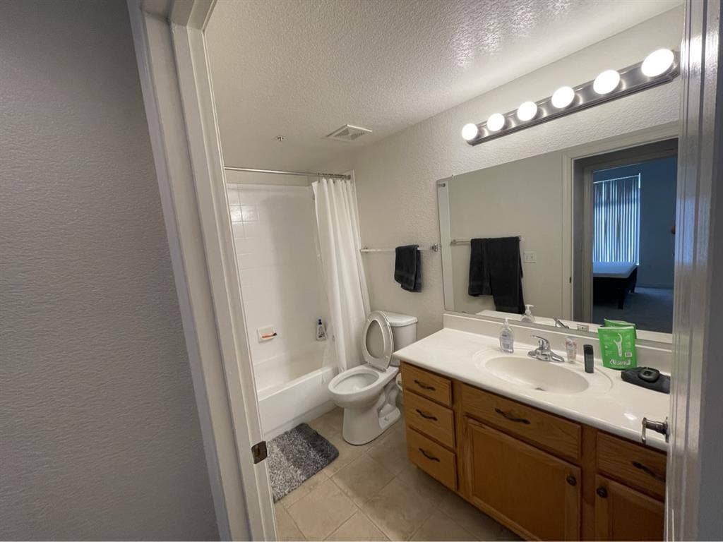Looking for roommate