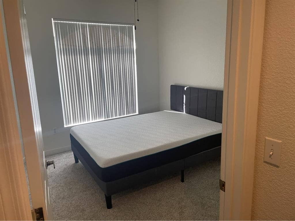 Looking for roommate