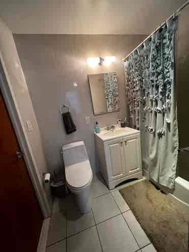 Priv Room/Bath Near CP North