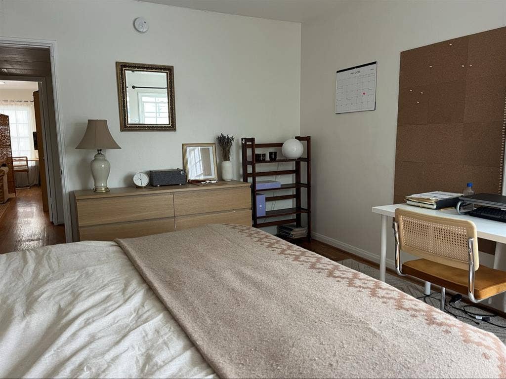 Seeking Roommate in Beverly Hills
