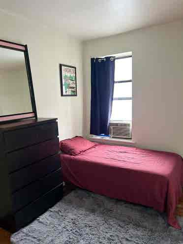 Room available in 2 bdrm artsy apt