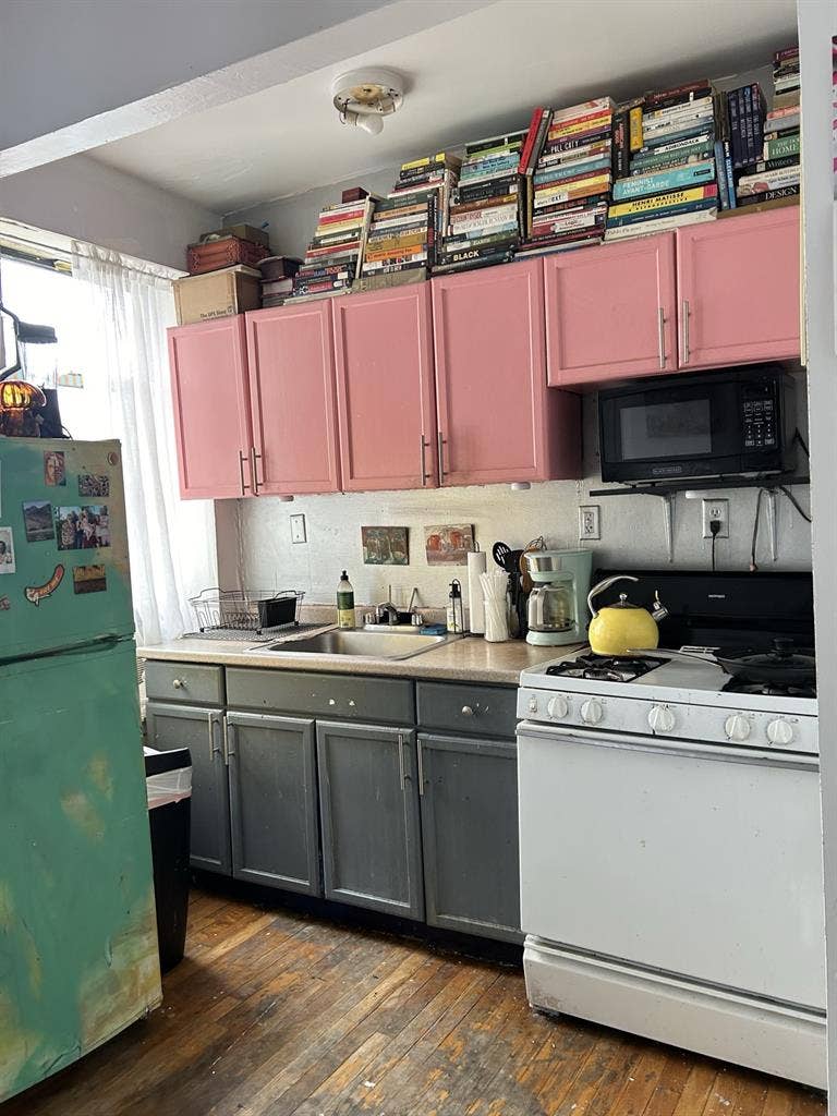 Room available in 2 bdrm artsy apt