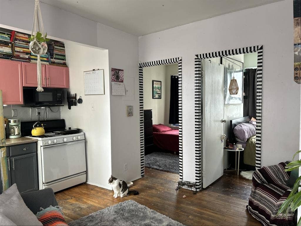 Room available in 2 bdrm artsy apt