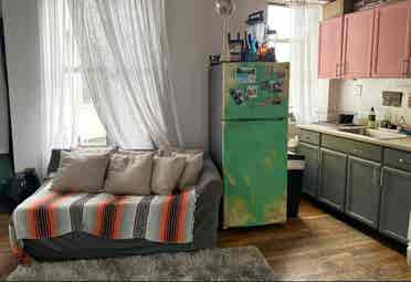 Room available in 2 bdrm artsy apt