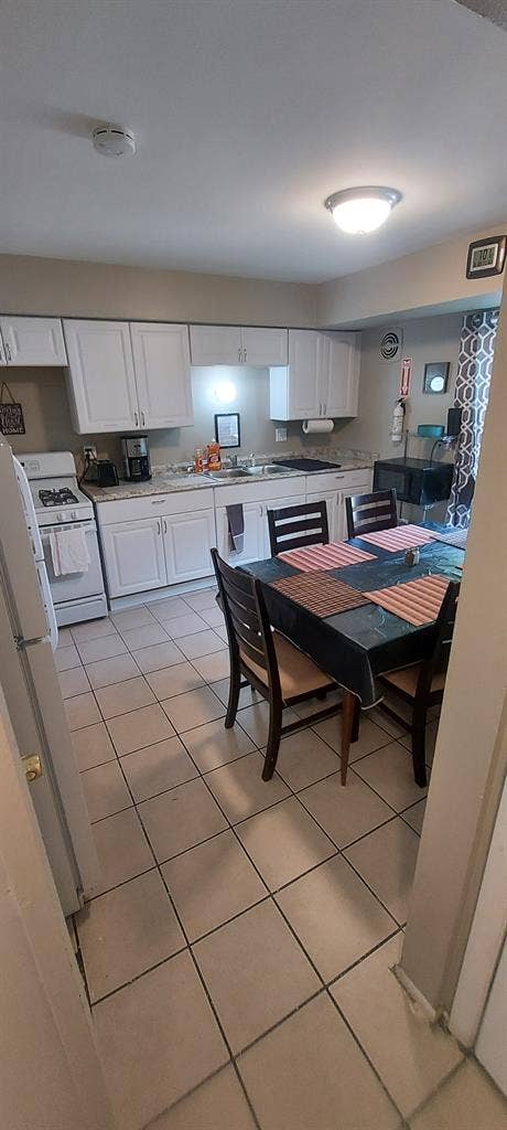 Private Bdrm W/ Private HALF Bath!