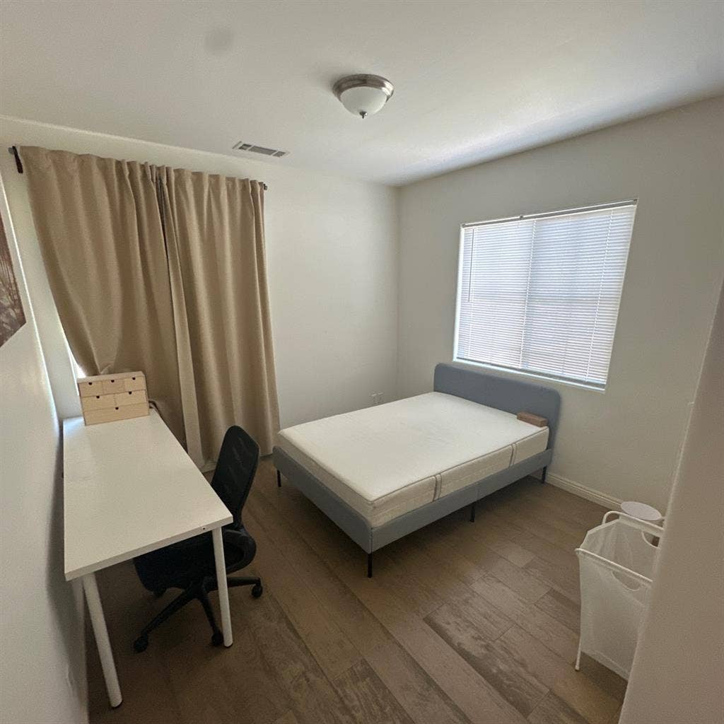 Bed/Bath 
Student/Professional Only
