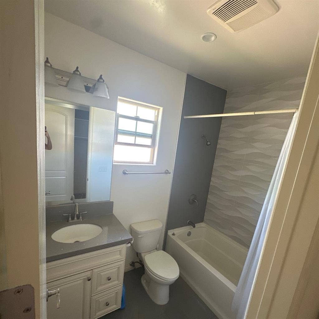 Bed/Bath 
Student/Professional Only