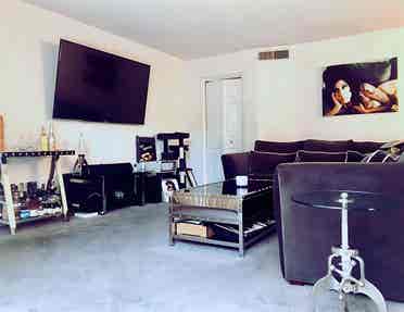 Large unfurnished room+PRIVATE bath